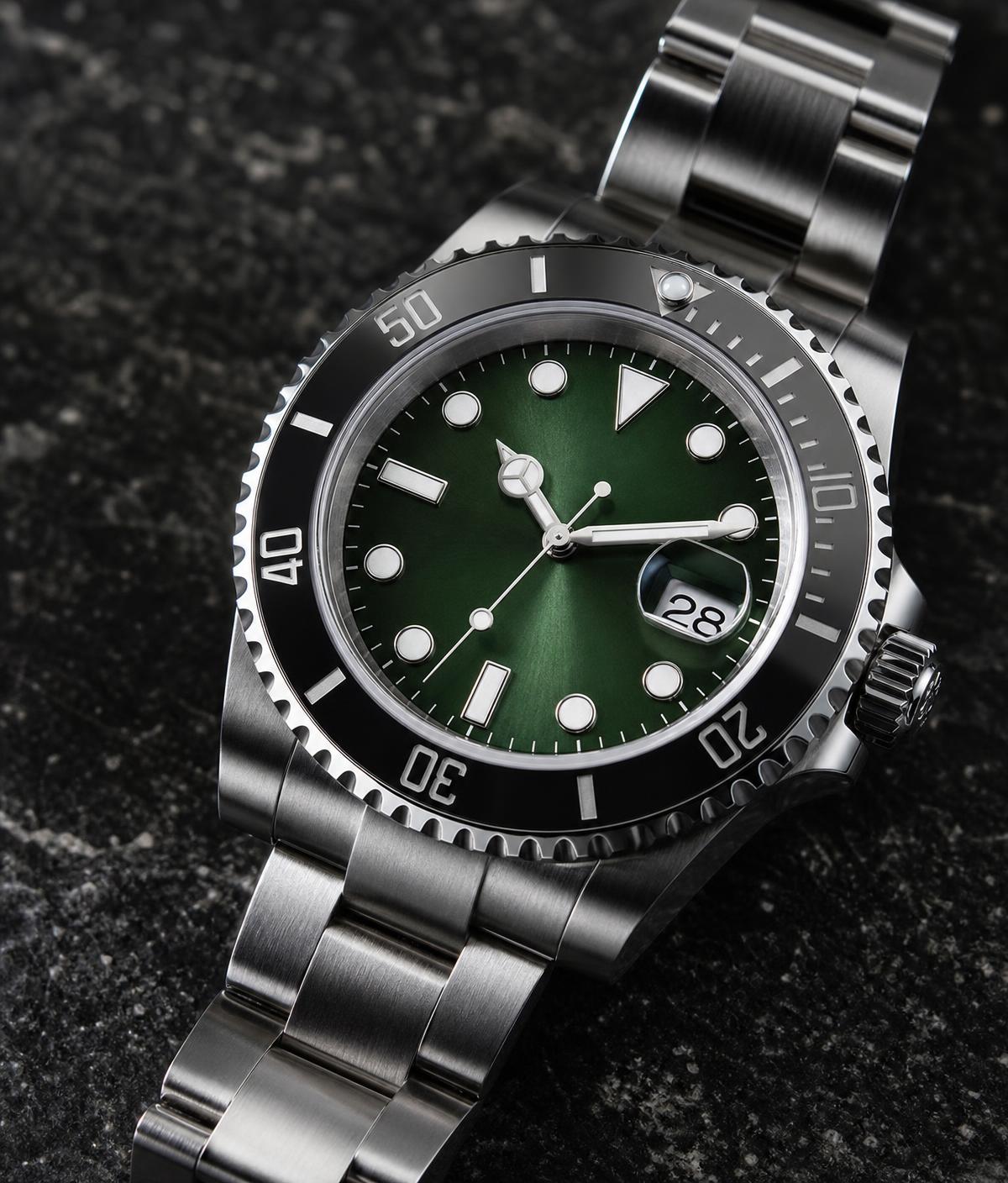 Rolex Submariner com mostrador verde e bezel preto em close de luxo